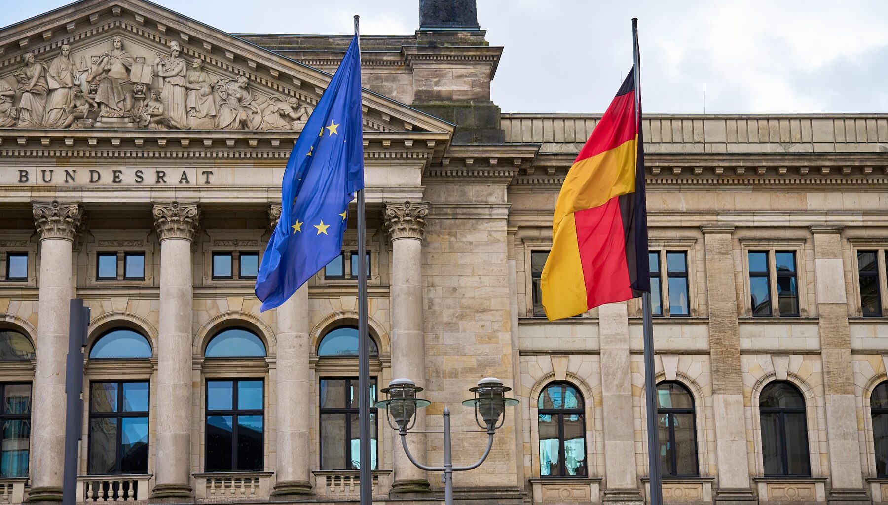 Bundesregierung stützt Wirtschaft durch Infrastrukturinvestitionen.