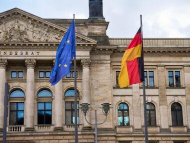 Bundesregierung stützt Wirtschaft durch Infrastrukturinvestitionen.